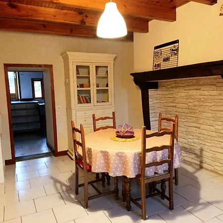 בית נופש Maison Au Calme 2, A La Campagne, Avec Vue Magnifique Sur Le Chateau De Mauzun Et La Chaine Des Puys *