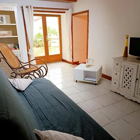 Maison Au Calme 2, A La Campagne, Avec Vue Magnifique Sur Le Chateau De Mauzun Et La Chaine Des Puys *
